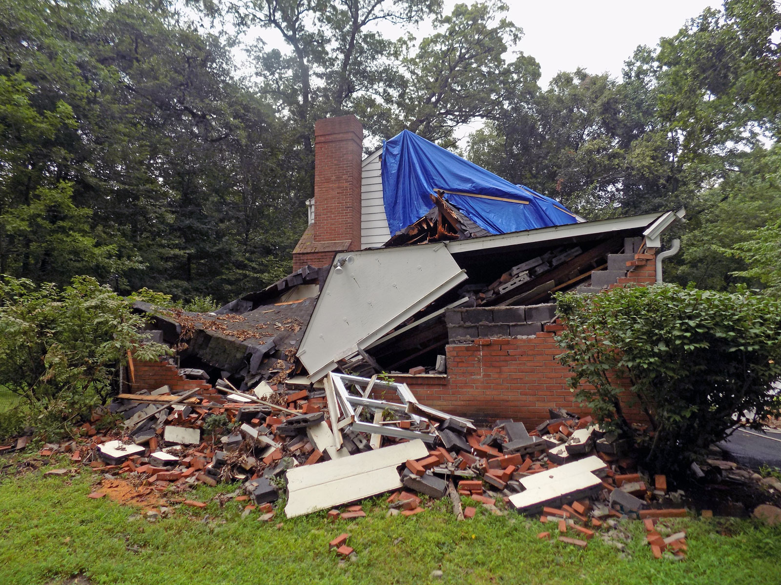 What wind speeds and gusts can usually damage houses or trees
