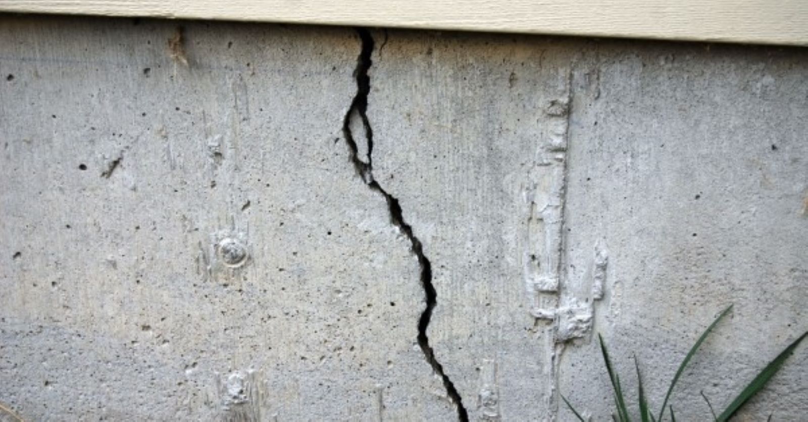 Трещины являются. Damage to Concrete structures. Concrete Damage. Differential Settlement in earthquake.